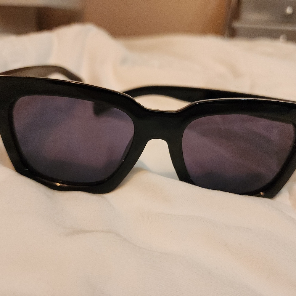 Black oversized sunglasses